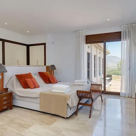 Uno - Stunning 4 Bedroom With Pool Malaga