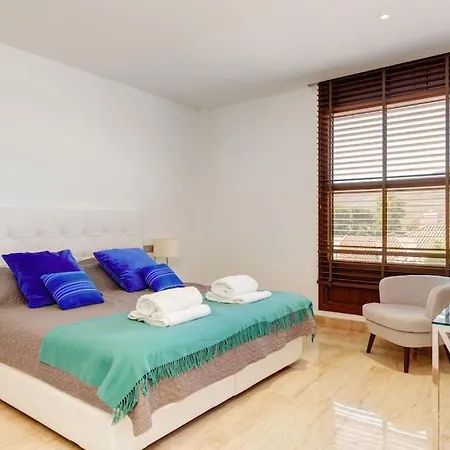 Villa Uno - Stunning 4 Bedroom With Pool *