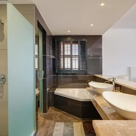 Villa Uno - Stunning 4 Bedroom With Pool Malaga