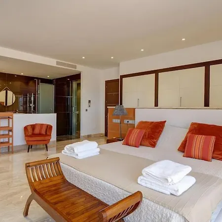Villa Uno - Stunning 4 Bedroom With Pool *