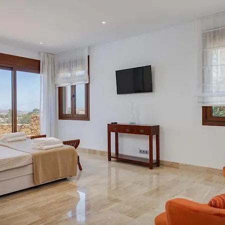 Villa Uno - Stunning 4 Bedroom With Pool *