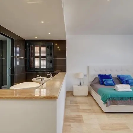 Uno - Stunning 4 Bedroom With Pool *
