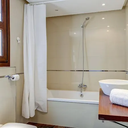 Uno - Stunning 4 Bedroom With Pool *