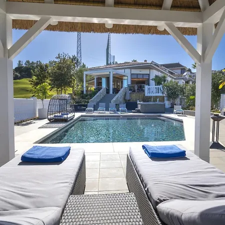 Villa Uno - Stunning 4 Bedroom With Pool