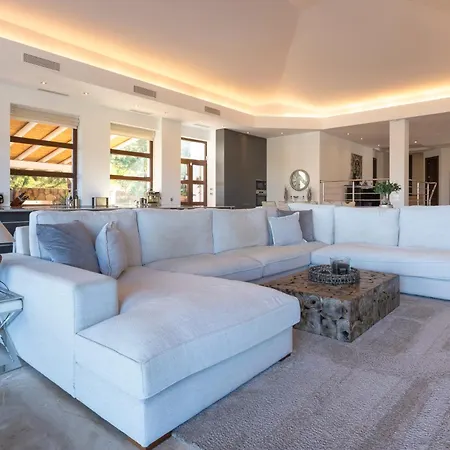 Uno - Stunning 4 Bedroom With Pool Villa Malaga