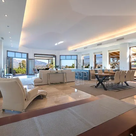 Uno - Stunning 4 Bedroom With Pool *