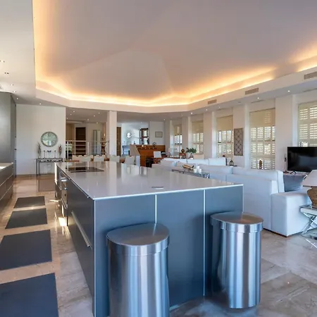 Uno - Stunning 4 Bedroom With Pool * Malaga