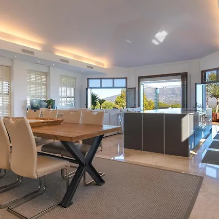 Uno - Stunning 4 Bedroom With Pool Villa *