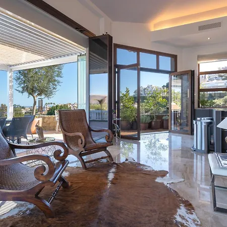 Villa Uno - Stunning 4 Bedroom With Pool *