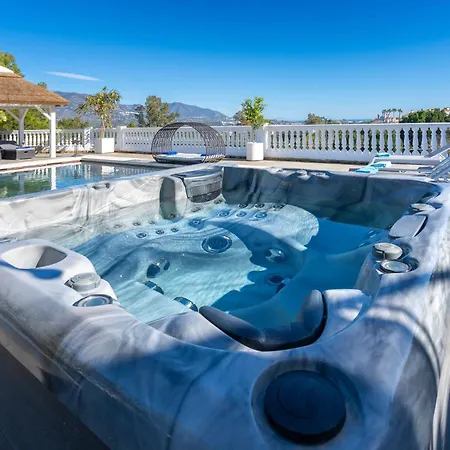 Uno - Stunning 4 Bedroom With Pool Villa Malaga