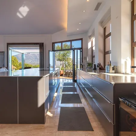 Villa Uno - Stunning 4 Bedroom With Pool Malaga